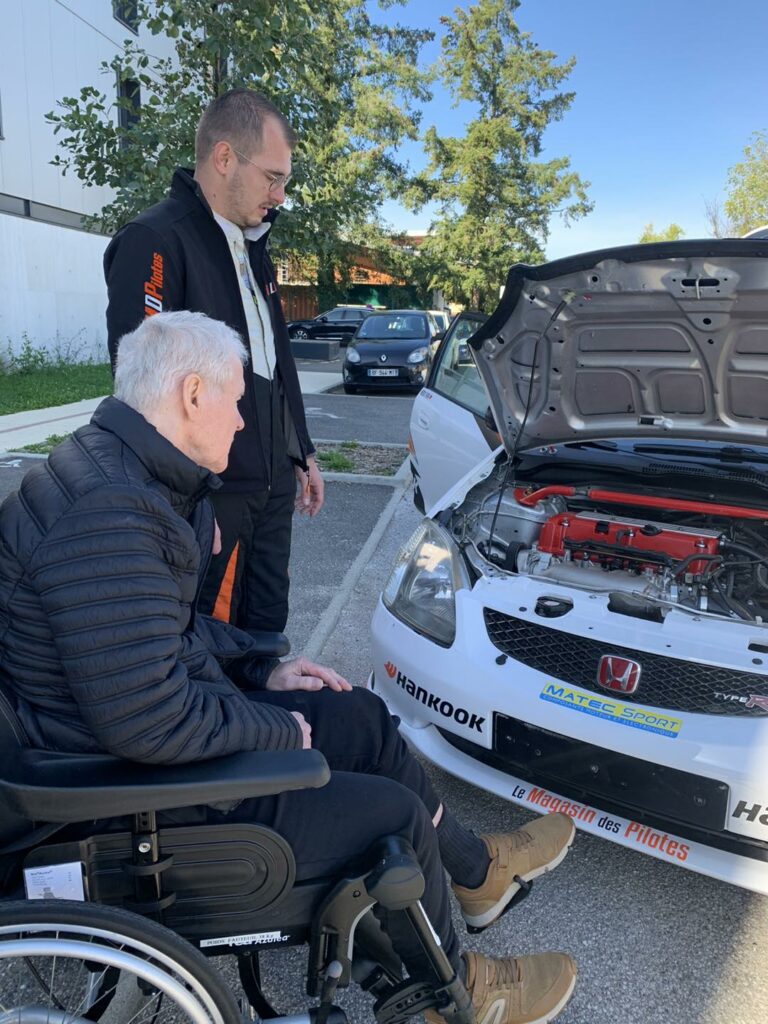 EHPAD Chassieu - 2024 - Voiture de rallye passe chez nous !