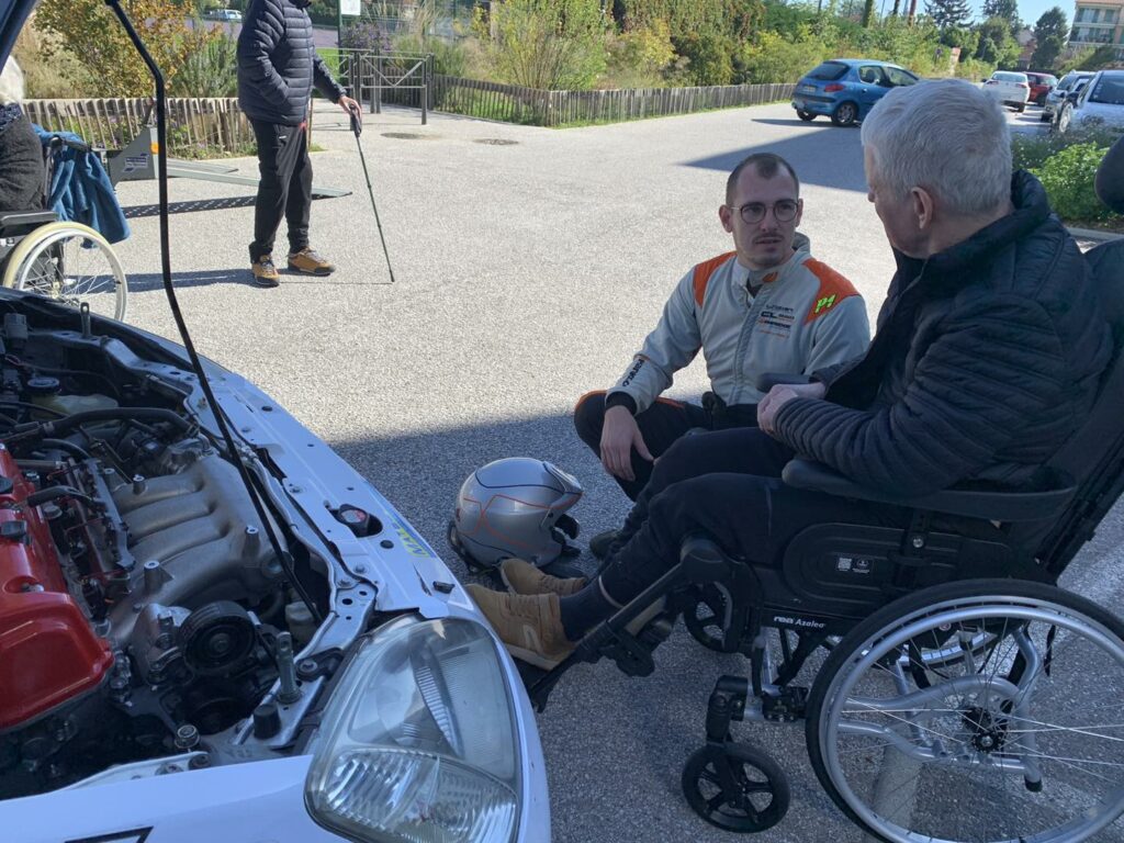 EHPAD Chassieu - 2024 - Voiture de rallye passe chez nous !